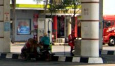 Pembeli solar bersubsidi menggunakan drum 200 liter diduga tanpa surat rekom dan abaikan konsumen kendaraan pribadi, (Assayid Annazili/Liputansatu.id).