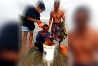 Rekan dan keluarga nelayan Tuban yang berhasil diselamatkan setelah dilaporkan hilang, (Assayid Annazili/Liputansatu.id).