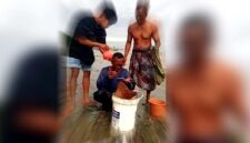 Rekan dan keluarga nelayan Tuban yang berhasil diselamatkan setelah dilaporkan hilang, (Assayid Annazili/Liputansatu.id).