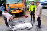 Petugas Satlantas Polres Tuban mengevakuasi korban kecelakaan lalu lintas di Jalan Tuban–Bancar yang diduga dipicu jalan berlubang, (Aji Swasto/Liputansatu.id).