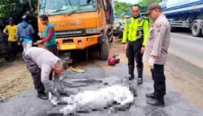 Petugas Satlantas Polres Tuban mengevakuasi korban kecelakaan lalu lintas di Jalan Tuban–Bancar yang diduga dipicu jalan berlubang, (Aji Swasto/Liputansatu.id).