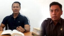 Juru bicara Pengadilan Negeri Tuban Rizky Yanuar, (kanan) dan kuasa hukum penggugat Nang Engky Anom Suseno, (kiri) menyampaikan penjelasan terkait putusan Niet Ontvankelijke Verklaard (NO) dalam sengketa TITD Kwan Sing Bio Tuban, (Assayid Annazili/Liputansatu.id).