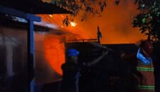 Petugas pemadam dari Damkar Situbondo berusaha memadamkan api yang membakar dua Unit rumah di Perumahan PG Asembagus, (Fia Rahma/Liputansatu.id).
