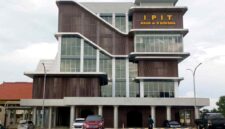 Gedung Instalasi Perawatan Intensif Terpadu atau IPIT RSUD Koesma Tuban mengalami kerusakan di sejumlah bagian setelah diterpa hujan angin, (Assayid Annazili/Liputansatu.id).