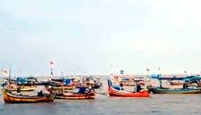 Deretan perahu nelayan bersandar di perairan Tuban akibat cuaca ekstrem dan gelombang laut tinggi yang membuat sebagian nelayan memilih menghentikan sementara aktivitas melaut, (Assayid Annazili/Liputansatu.id).