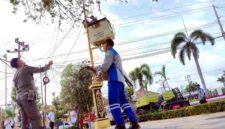 Petugas DLHP Tuban dibantu Satpol PP dan Damkar menertibkan serta memotong kabel internet milik provider yang menumpang ilegal di tiang Penerangan Jalan Umum (PJU) di sejumlah ruas jalan Kota Tuban, Selasa (13/1/2026), (Assayid Annazili/Liputansatu.id).