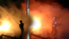 Petugas dari Damkar Tuban berusaha memadamkan api di rumah seorang Kolektor barang antik di Kecamatan Palang Tuban, (Assayid Annazili/Liputansatu.id).