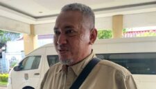 Direktur Perseroda Ronggolawe Sukses Mandiri (RSM) Tuban, Ricco Pramudia Winarto, saat memberikan keterangan kepada wartawan mengenai proses penataan legalitas dan arah bisnis BUMD tahun 2026, (Assayid Annazili/Liputansatu.id).