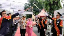 AKBP Bayu Anuwar Sidiqie bersama istri, Ny. Lana Bayu AS, saat memasuki Mapolres Situbondo melalui prosesi pedang pora dalam penyambutan resmi sebagai Kapolres Situbondo, Rabu (14/01/2026), (Fia Rahma/Liputansatu.id).