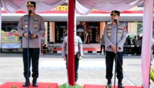 AKBP Rezi Dharmawan (kiri) dan AKBP Bayu Anuwar Sidiqie (kanan) saat menyampaikan sambutan dalam upacara serah terima jabatan Kapolres Situbondo di Mapolres Situbondo, Rabu (14/01/2026), (Fia Rahma/Liputansatu.id).