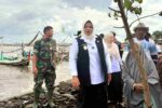 Wabup Ulfiyah Tinjau Banjir Rob di Jangkar, Pemkab Situbondo Siapkan Tanggul Laut 200 Meter Wabup Ulfiyah Tinjau Banjir Rob di Pesisir Jangkar Situbondo