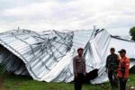 Puting Beliung Terjang Banyuputih Situbondo, 16 Bangunan Dilaporkan Mengalami Kerusakan Puting Beliung Terjang Banyuputih Situbondo, 16 Bangunan Warga dan Dapur MBG Rusak