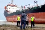 Cuaca Ekstrem Terjang Laut Tuban, Kapal Tanker MT Abigail W Terdampar di Perairan Jenu Kapal Tanker MT Abigail W Terdampar di Pantai Panduri Tuban