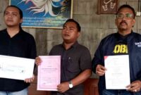 Tim kuasa hukum Nurul Badri menunjukkan akta notaris perjanjian kerja sama usaha saat konferensi pers. Tampak tengah Ali Nasikhin, kanan Agista, dan kiri Jukrom, sebagai bentuk klarifikasi atas pemberitaan serta penegasan adanya dasar hukum hubungan perdata antara para pihak, (Assayid Annazili/Liputansatu.id).