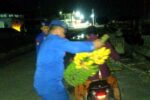 Nelayan Bejualan Pisang Demi Bertahan Hidup di Tengah Cuaca Ekstrem Situbondo Nelayan Situbondo Berjualan Pisang di Malam Hari Demi Bertahan Hidup