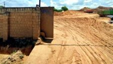 Aktivitas cucian pasir silika di sepanjang jalur Pantura Tuban diduga belum sepenuhnya ditopang pengawasan ketat, baik dari sisi perizinan lingkungan maupun dampaknya terhadap infrastruktur dan keselamatan publik, (Assayid Annazili/Liputansatu.id).