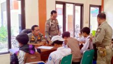 Lima pelajar yang dibawah Satpol PP Situbondo karena kedapatan bolos sekolah diminta untuk membuat pernyataan untuk tidak mengulangi, (Fia Rahma/Liputansatu.id).