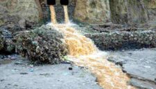 Ilustrasi saluran pembuangan limbah cucian pasir kuarsa, (Ilustrasi/Liputansatu.id).