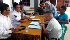 Perwakilan warga, pemerintah setempat, dan pihak PT RSS menandatangani nota kesepahaman penghentian sementara produksi hingga infrastruktur pengelolaan limbah dinyatakan siap, Rabu (04/02/2026) di Bancar, Tuban, (Assayid Annazili/Liputansatu.id).