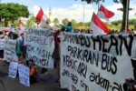 Ratusan Pebecak Kepung Kantor Pemkab Tuban, Protes Shuttle Ilegal yang “Menyedot” Rezeki Terminal Kebonsari Ratusan Pebecak gelar aksi didepan gedung Pemkab Tuban