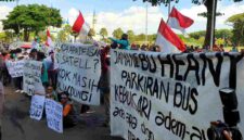 Aksi pebecak didepan gedung Pemkab Tuban protes shuttle ilegal wisata Sunan Bonang, (Aji Swasto/Liputansatu.id).