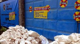 Akses masuk fasilitas SPPG Tegalbang Tuban tertutup material pedel kapur, (Assayid Annazili/Liputansatu.id).