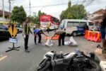 Kecelakaan Maut di Depan SMPN 6 Tuban, Pengendara Motor Tewas di Tempat Petugas Satlantas Polres Tuban Lakukan Evakuasi Korban Lakalantas di Depan SMPN 6 Tuban