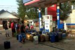 Nelayan Tambakboyo Keluhkan Akses Solar Subsidi di SPBU AKR Antrean Pembelian BBM Subsidi di SPBU AKR Tambakboyo