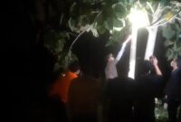 Petugas kepolisian dari Polsek Jenu melakukan olah TKP kasus penemuan pria paruhbaya gantung diri di pohon jati,  (Aji Swasto/Liputansatu.id).