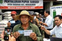 Petani Desa Sugihan, Kecamatan Merakurak, Kabupaten Tuban, mengantre saat proses verifikasi data untuk pengambilan pupuk bersubsidi yang kini dilakukan secara elektronik, (Ilustrasi/Liputansatu.id).