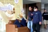 Petugas kepolisian mendatangi kamar hotel di Tuban saat proses penggerebekan dugaan perselingkuhan yang melibatkan oknum karyawan BUMN, (Assayid Annazili/Liputansatu.id).
