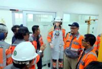 General Manager bersama jajaran manajemen dan karyawan mengikuti sesi edukasi keselamatan kerja saat peresmian Health & Safety School di Pabrik Tuban PT Solusi Bangun Indonesia, (Assayid Annazili/Liputansatu.id).