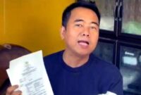 Cak Soleh, Kuasa hukum 41 PPPK formasi 2021 di Tuban menunjukkan dokumen terkait penghentian kontrak kerja yang rencananya akan digugat ke PTUN, (Assayid Annazili/Liputansatu.id).