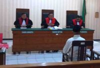 Kepala Desa Tingkis, Agus Susanto, saat duduk di kursi sidang kasus dugaan penggelapan dana sewa lahan di Pengadilan Negeri Tuban, (Assayid/Liputansatu.id).