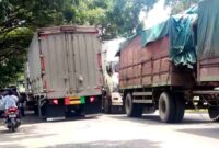 Kemacetan panjang di jalur nasional Tuban–Lamongan sektor 4.5 Desa Compreng akibat perbaikan jalan, (Assayid Annazili/Liputansatu.id).