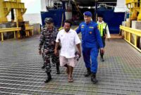 Petugas mengevakuasi nelayan Puji Pranoto setibanya di Pelabuhan Jangkar setelah berhasil diselamatkan oleh awak kapal KMP Trimas Laila saat perahunya terbalik di perairan dekat Taman Nasional Baluran, (Fia Rahma/Liputansatu.id).