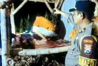 Warga Tuban digegerkan temuan lansia meninggal gantung diri di gubuk area tegal. Diduga korban mengalami tekanan psikologis, (Assayid Annazili/Liputansatu.id).