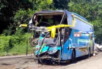 Bus penumpang mengalami kerusakan parah di bagian depan usai menabrak truk di Jalan Raya Klatakan, Kendit, Situbondo, (Fia Rahma/Liputansatu.id).