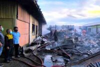 Kepala Diskopumdag Tuban, Gunadi bersama sejumlah pihak saat melihat kondisi kios di Pasar Baru Tuban sudah rata dengan tanah, (Assayid/Liputansatu.id).