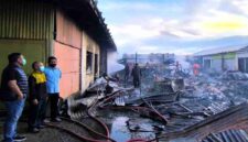 Kepala Diskopumdag Tuban, Gunadi bersama sejumlah pihak saat melihat kondisi kios di Pasar Baru Tuban sudah rata dengan tanah, (Assayid/Liputansatu.id).