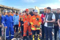 Bupati Tuban, Aditya Halindra Faridzky saat meninjau kondisi Pasar Baru Tuban usai kebakaran bersama tim pemadam kebakaran, (Assayid/Liputansatu.id).