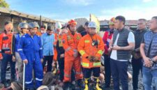 Bupati Tuban, Aditya Halindra Faridzky saat meninjau kondisi Pasar Baru Tuban usai kebakaran bersama tim pemadam kebakaran, (Assayid/Liputansatu.id).