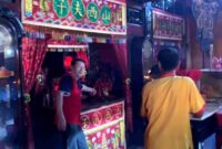 Pengelola Klenteng Kwan Sing Bio, Tio Eng Bo saat menunjukan lokasi Kimsin Dewa Kwan Kong kepada awak media, (Foto: Assa/Liputansatu.id).