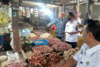 Kepala Diskopumdag, Gunadi bersama Ketua Komisi III dan Anggota DPRD saat melakukan sidak harga MinyakKita di Pasar Baru Tuban, (Foto: Ist).
