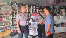 Kapolsek Tuban, AKP Ciput Abidin saat melakukan pengecekan pasca kebakaran di OXXY Parfum, (Aji/Liputansatu.id).