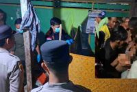 Aparat Kepolisian Polsek Semanding saat membawa korban ke rumah duka, (Ist).