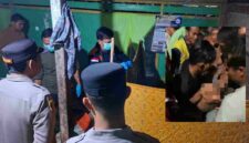 Aparat Kepolisian Polsek Semanding saat membawa korban ke rumah duka, (Ist).