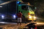 Truk Tronton Lintasi Jalan Desa di Kerek Tuban, Warga Keluhkan Jalan Rusak dan Keamanan Terancam Truk Tronton Masuk Jalan Desa di Kecamatan Kerek Tuban