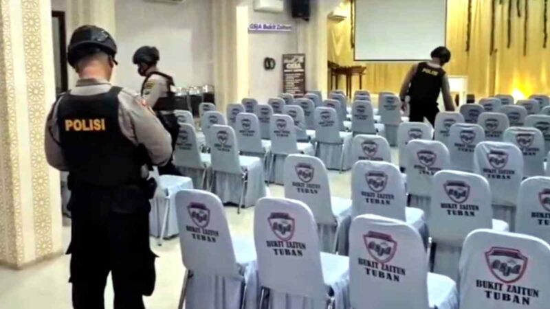 Petugas kepolisian Polres Tuban melakukan penyisiran disejumlah sudut gereja dalam rangka pengamanan Ibadah Jumat Agung,  (Aji Swasto/Liputansatu.id).