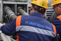 Ilustrasi proses distribusi BBM di Fuel Terminal, menunjukkan aktivitas pengisian bahan bakar ke mobil tangki yang harus mengikuti prosedur ketat untuk mencegah pencampuran atau penyimpangan, (Liputansatu.id).